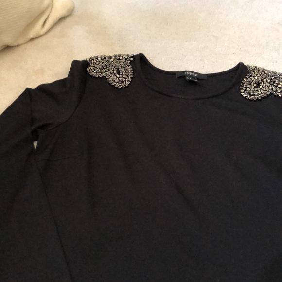 Shoulder appliqué top! - Picture 5 of 6